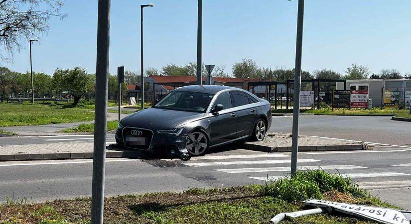 Terelőszigetre futott egy autó a Móravárosi körúton