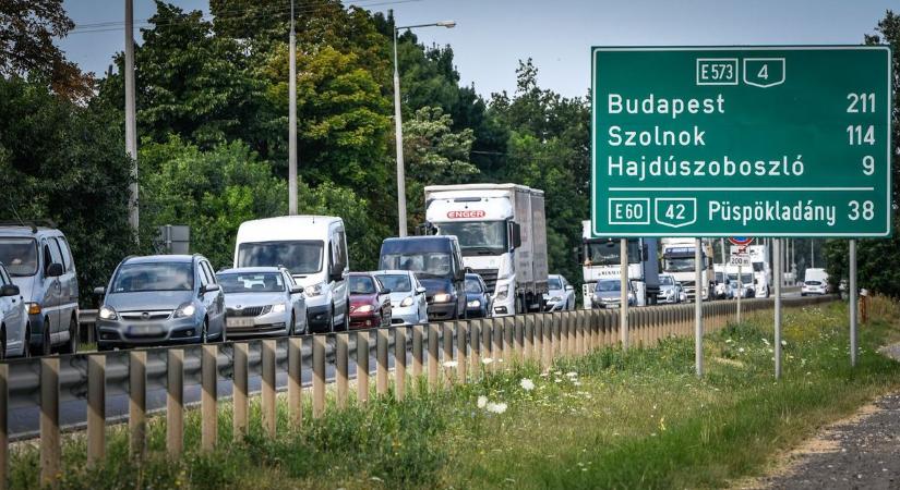 A kiemelt célok között a 4-es főút négysávúsítása Debrecen és Hajdúszoboszló között