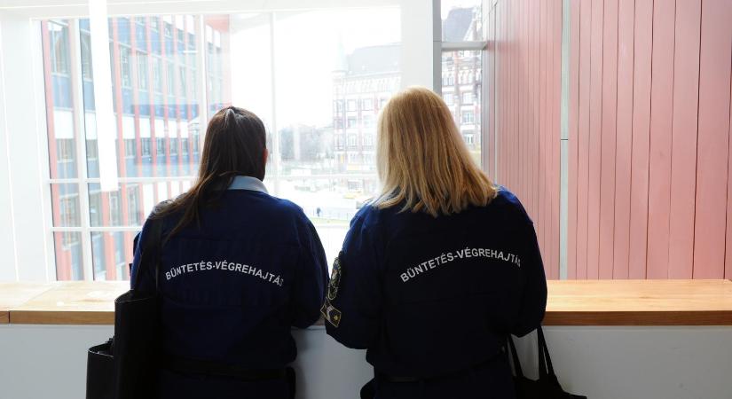 Megpróbálta megerőszakolni a szegedi fegyház egyik női alkalmazottját egy életfogytiglanos elítélt, most emeltek vádat ellene