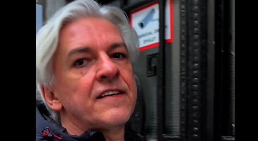 Alföldi Róbert erőszakosan kiütötte Ábrahám Róbert kezéből a kamerát  videó