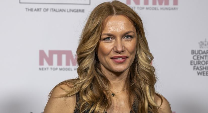 Tomán Szabina azt mondja, megtépázta a cégei forgalmát a kegyelmi botrány, az egyik üzlete kirakatát is beverték