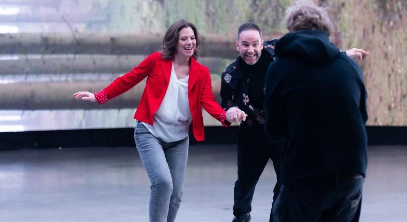 Kulka János és Szinetár Dóra is szerepel a bohócdoktorok új dalában