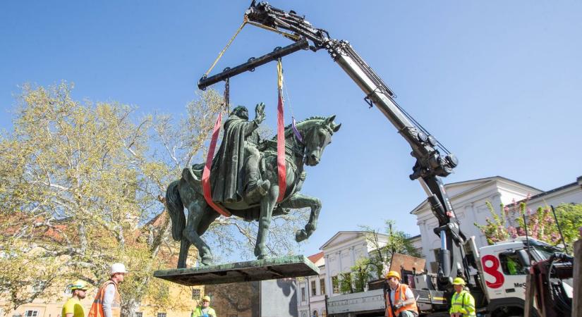 Elszállították a Szent István-lovasszobrot!