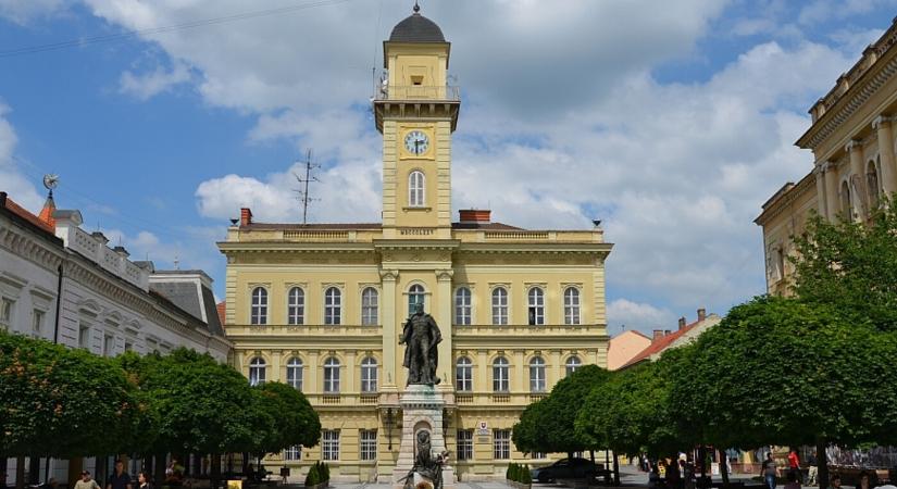 1901 magyar állampolgár élhet Komáromban – a külföldi munkavállalók életben tarthatják a nyugdíjrendszert