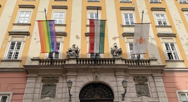 Megszavazta a bizottság: tilos lesz kihelyezni a szivárványos zászlót középületekre