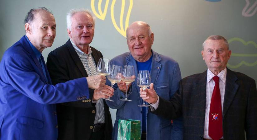 A könyveket is író kapusdinasztia feje 80 éves lett