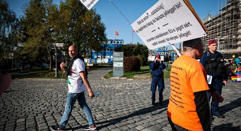 Hadházy Ákos: Te egy hülye gyerek vagy, fizetett provokatőr
