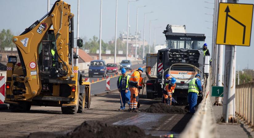 Már dolgoznak a munkagépek a Halasi úti felüljárón, hosszú hónapokig korlátozzák a forgalmat – galériával