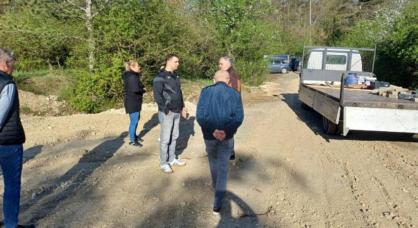Kiszáradt tómederbe kerül a kitermelt, felesleges temetői talaj…