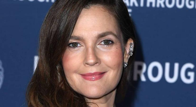 Az 50 éves Drew Barrymore fürdőruhában: ilyen az alakja Photoshop nélkül