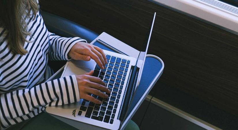 Gazdsági minisztérium: a lakosság mintegy 40 százalékának digitális képzettsége a cél 2030-ra