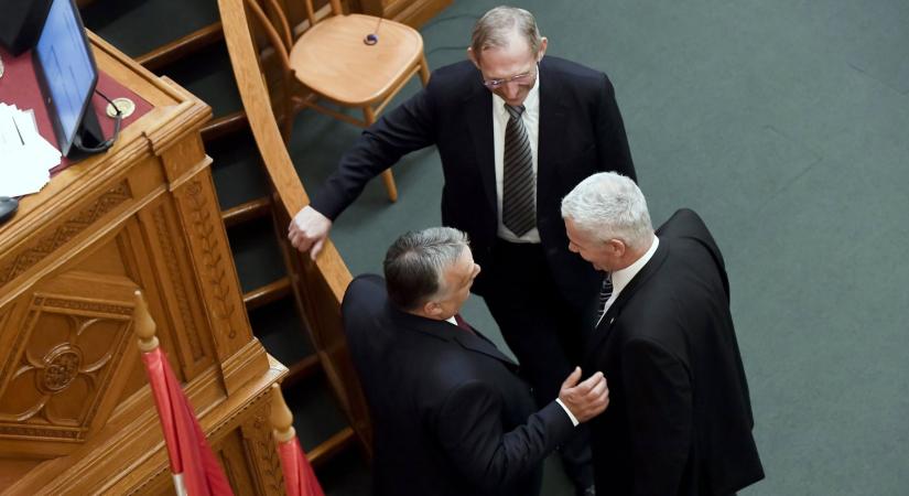 Orbán Viktor a diktatúra restaurációját készíti elő