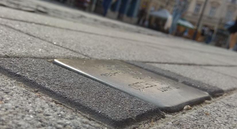 A felejtés útjába állított macskakövek Miskolcon is