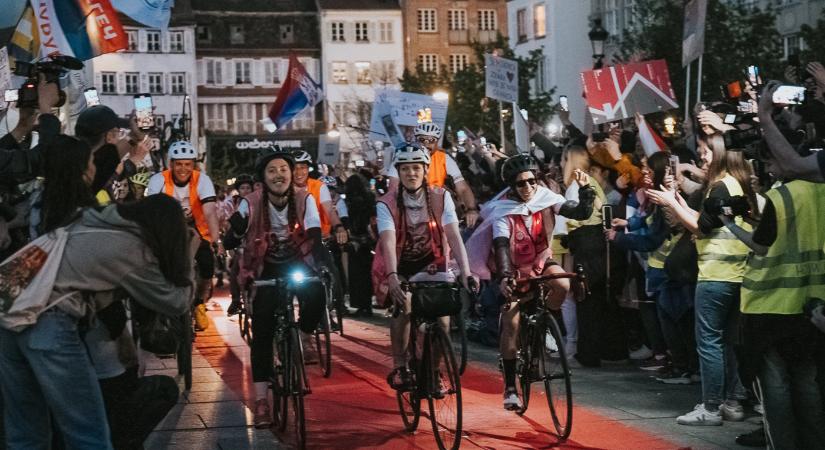 Strasbourgba értek a szerbiai egyetemista bringások – Macronnak nyílt levelet címeztek