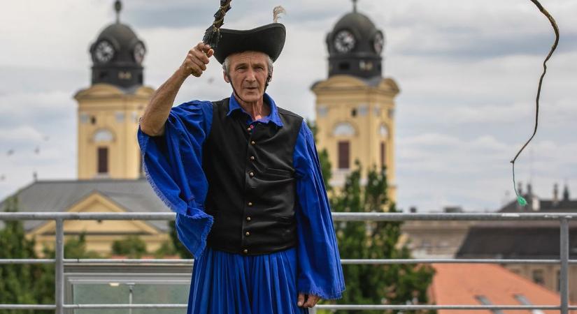 Kalap nélkül sehova! Nem hiszed el, hol fotózták a hortobágyi csikóst!