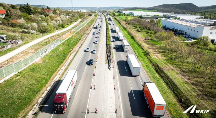 Új forgalmi rend lép életbe az M1-esen, megszűnhetnek a dugók