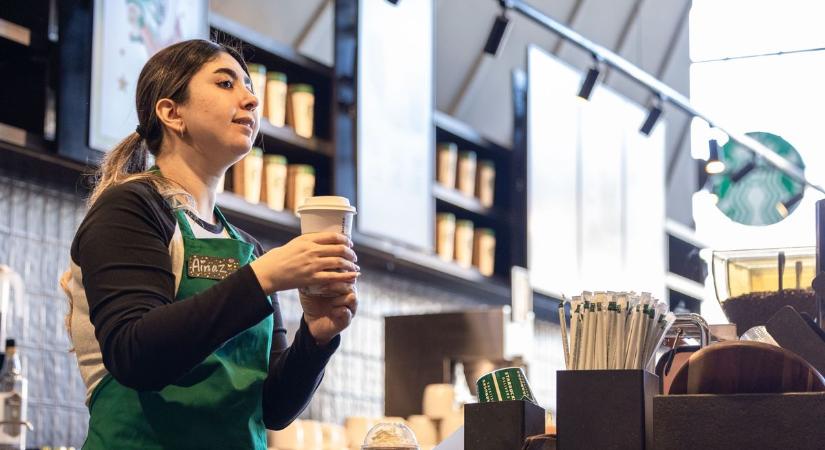Zöld kötény, fekete felső: így változik májustól a Starbucks dolgozóinak öltözete – a szakszervezet nincs elragadtatva