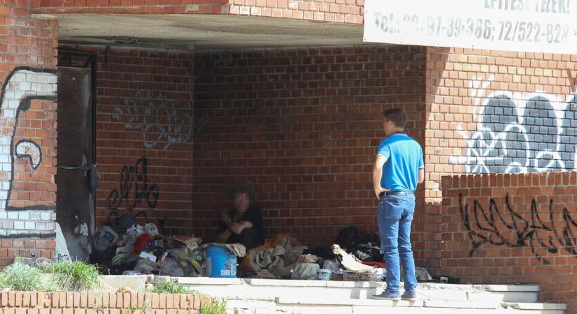 Mocsok, ital, hajléktalanok és félelem a 6-os út mellett