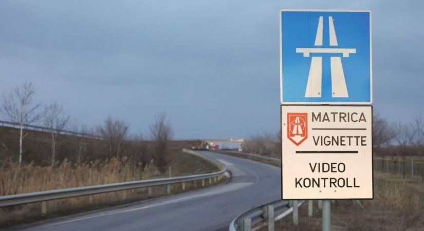 Sláger lett ez az autópálya matrica a közlekedők körében