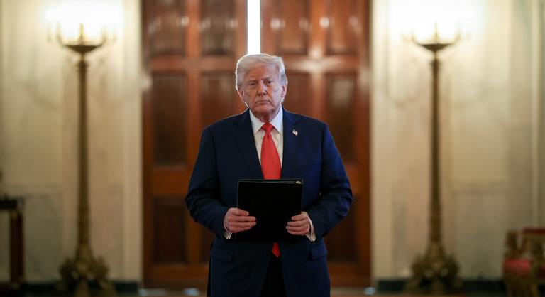 Recessziót jósolnak az elemzők, beszakadhat a globális kereskedelem Donald Trump vámháborúja miatt