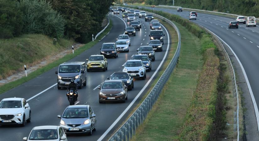 Útinform: felborult egy kamion az M3-ason, óriási a dugó Budapest felé – Az M1-es és az M0-s is elesni látszik