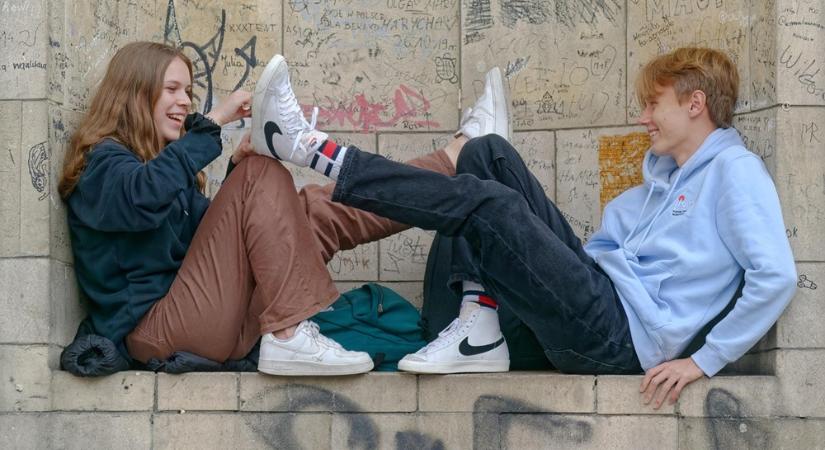 Hogyan beszélgessünk az unokákkal, ha más világban élnek? – Hasznos és humoros túlélőkalauz