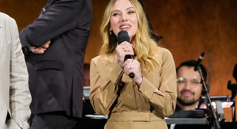 Scarlett Johanssonnak megmutatták a magyar zászlót, elképesztő, amit mondott