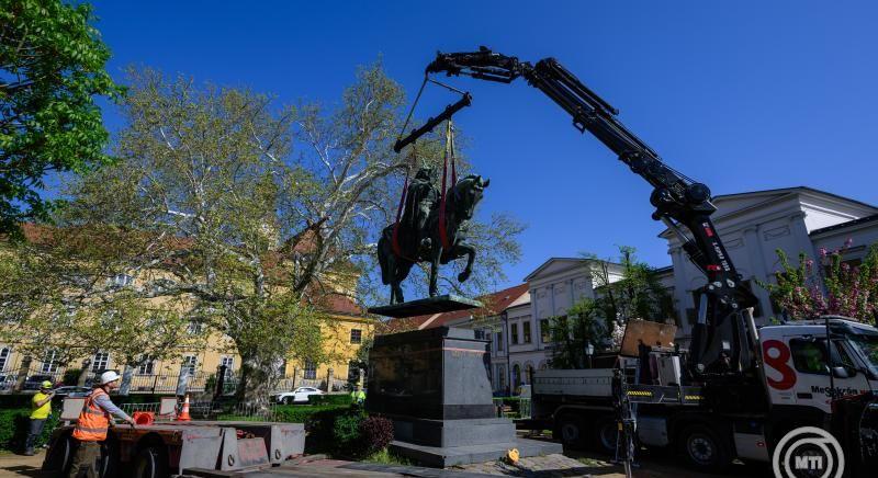 Elszállították a 1,5 tonnás Szent István-szobrot