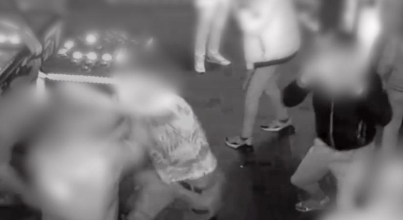 Önkényesen kiutasítottak a biztonsági őrök több román vendéget egy bulinegyedben lévő játékteremből, brutális bunyó lett belőle – videó