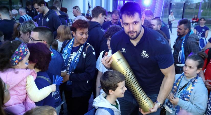 Így köszöntötték a szurkolók a kupagyőztes Pick Szegedet – galériával, videóval