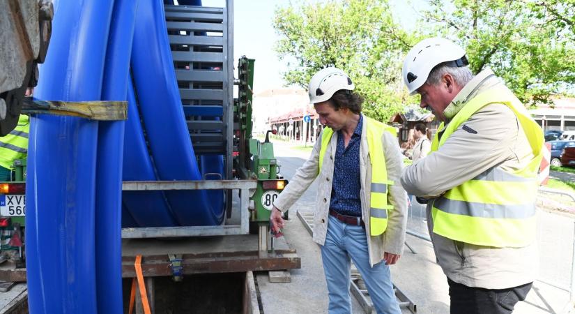 Rendkívüli megoldás: egyedülálló technológiával újítják fel a vízvezetéket a szolnoki Ady Endre úton