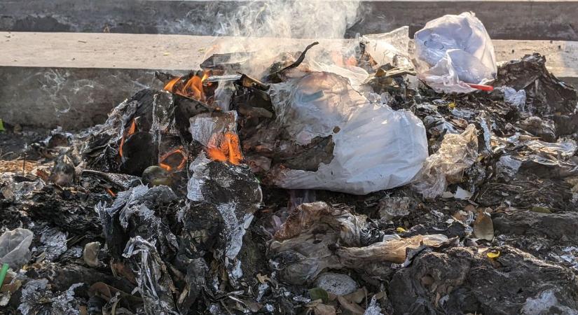 Cigarettacsikkek miatt parázslott fel és füstölt a kuka tartalma