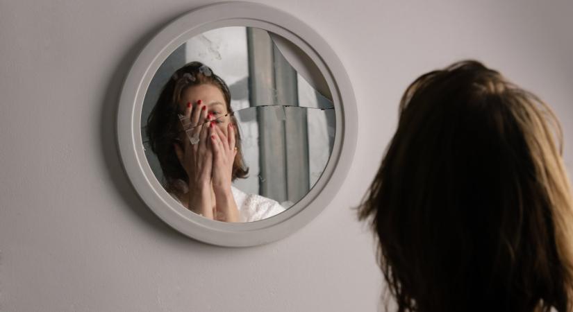 Mit üzen a törött tükör? Ezt mondja a babona és a pszichológia