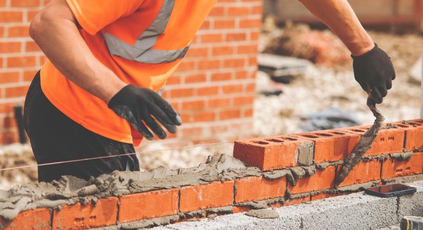Tégla helyett csak ígéretek érkeztek – átvertek egy építkezőt Fonyódon