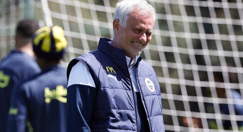 A nagy visszatérés: újra sztárcsapat kispadjára ül le José Mourinho