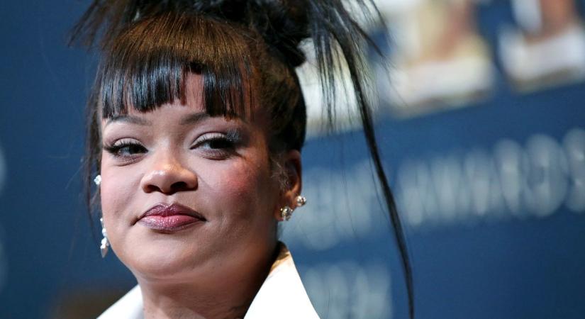 Alig takarja valami Rihanna micsodáját: szexi rózsaszín fehérneműben vonaglik