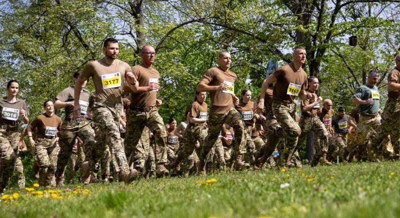 Bakancsban a cél felé, hatszáz katona futott Tatán