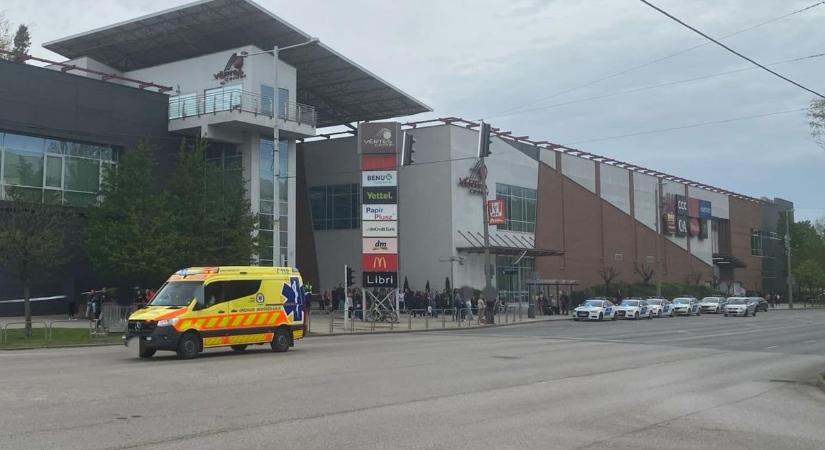 Bombariadó van több intézményben és a plázában Tatabányán