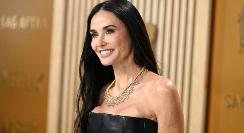 Demi Moore címlapfotója láttán nem jutunk szóhoz, egyszerűen bomba formában van a 62 éves színésznő