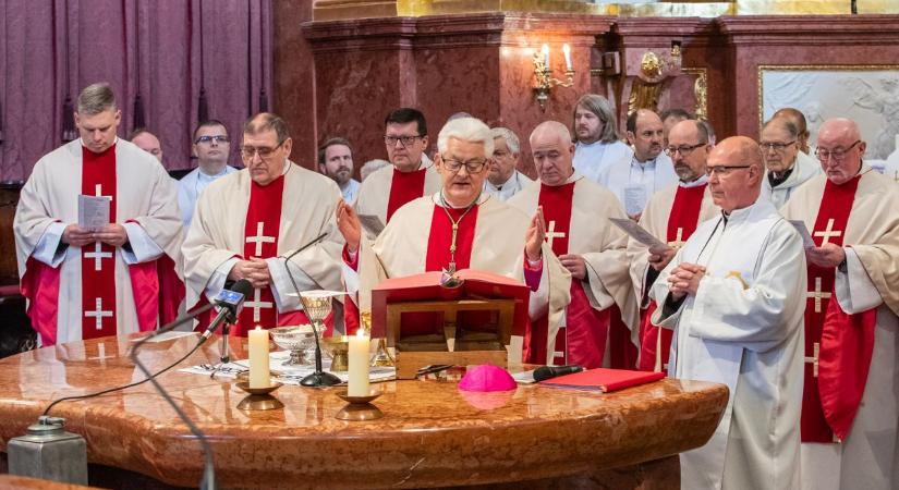 Nagycsütörtöki olajszentelési szentmisét tartottak a Szent István-székesegyházban