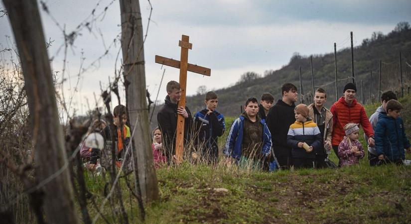 „Nagypénteken mossa holló a fiát/Ez a világ kígyót-békát rám kiált” - Ezért fürödtek a patakban nagypénteken