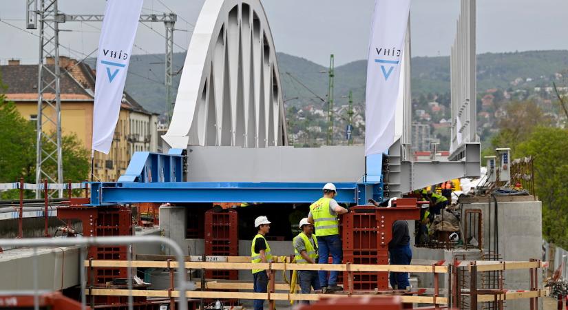 Helyére kerül a Déli körvasút új hídja
