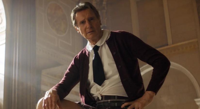 Már magyarul is megnézhetjük a Csupasz pisztoly új változatának első előzetesét, melyben Liam Neeson Csernák János hangján szólal meg