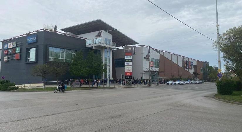 Bombariadó a dunántúli város több intézményében és a bevásárlóközpontban!