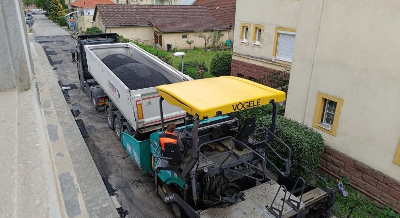 Ne menjen arra, éppen aszfaltozzák ezt az egerszegi utcát!