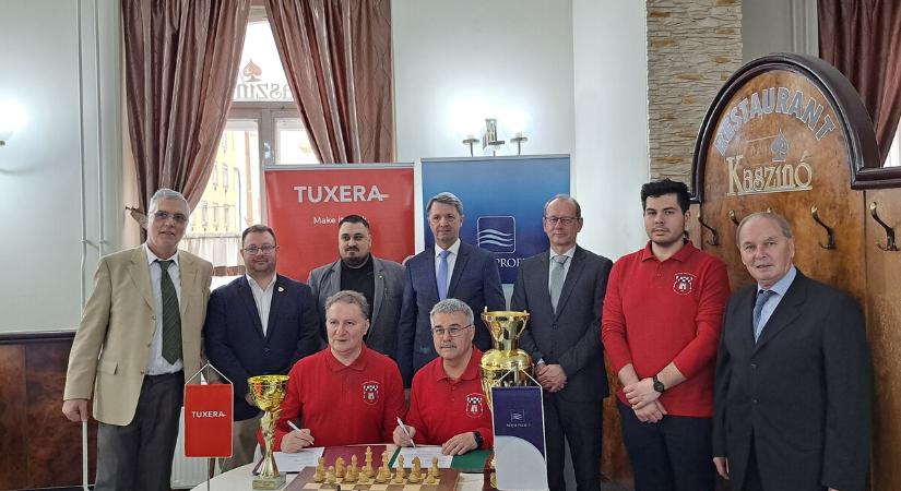 Ezt jól kisakkozták, újabb három esztendőre szól a hosszabbítás