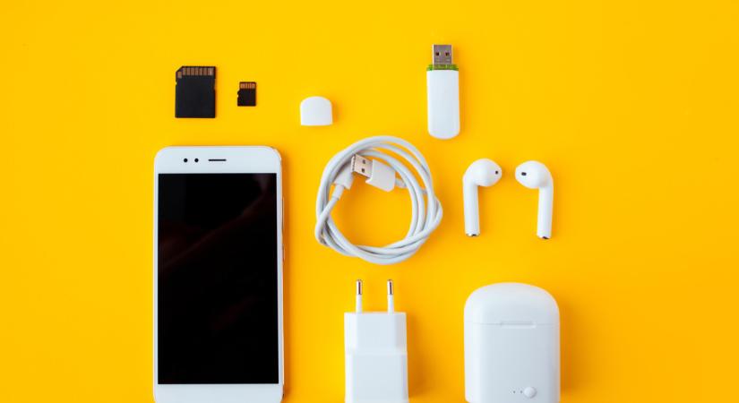 Figyelmeztetést adott ki a MÁV a telefonok és fülhallgatók miatt, jön a büntetés, ha elkapnak