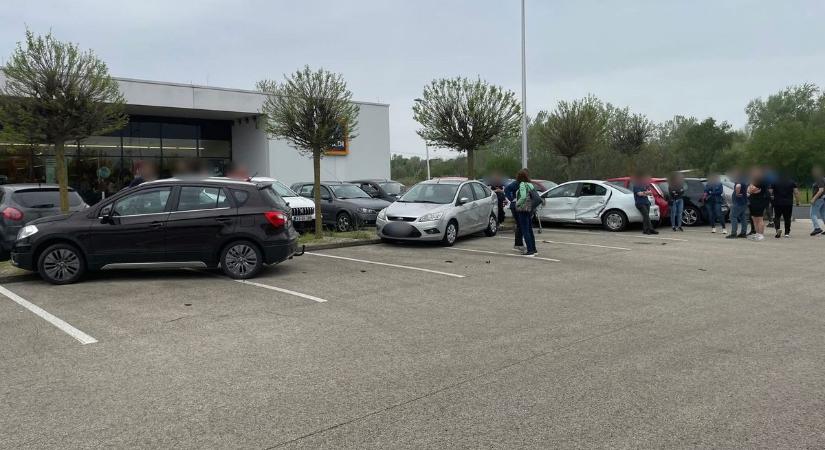 Hat autót tarolt le egy német nő egy lellei bevásárlóközpont parkolójában