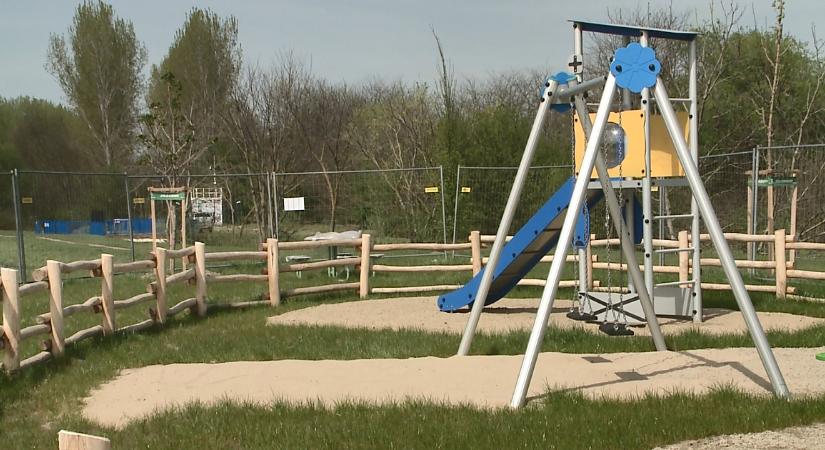Átadták a Vezér utcai víztározónál kialakított játszóteret