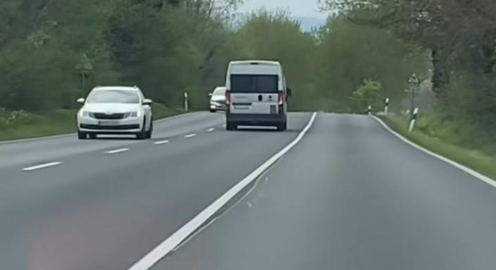 Ezt elnézte a furgonos – durva, hogy így ment a 76-oson